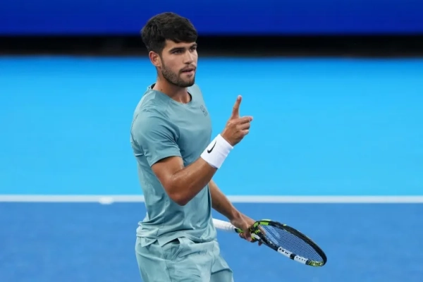 Alcaraz gana su primer Masters 1000 de Cincinnati por abandono de Sinner en la final