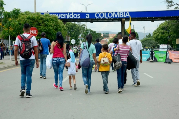 Al menos cien venezolanos por día emigran desde la frontera con Colombia hacia Ecuador, Chile o Perú
