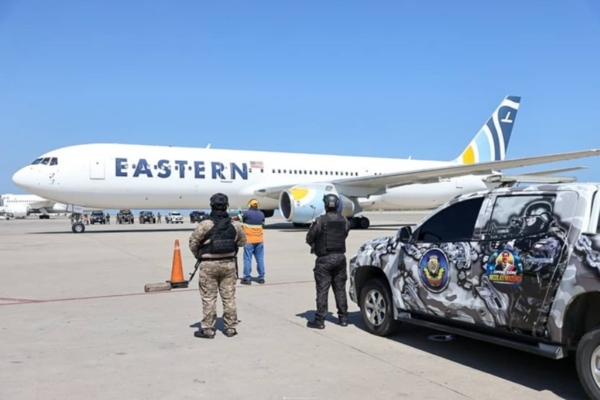 Cinco niños estaban en el vuelo: Arribaron al país 185 venezolanos repatriados desde EEUU