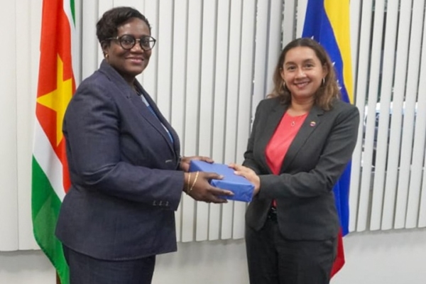 Surinam y Venezuela reforzarán sus relaciones en el petróleo, educación y finanzas