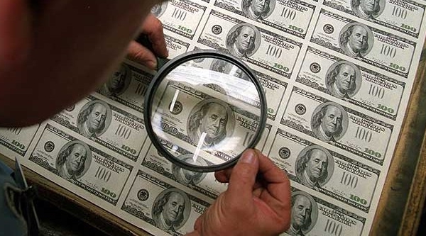 Falsificación de billetes: cómo cuidarse de uno de los efectos negativos de la dolarización