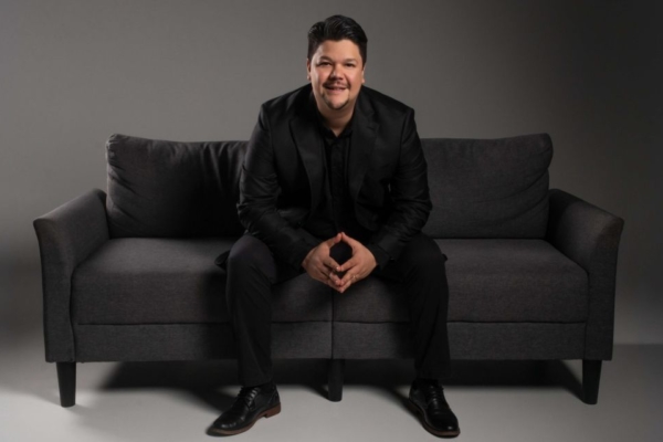 Presentan conversatorio sobre «cómo dejar de improvisar y construir una empresa real»