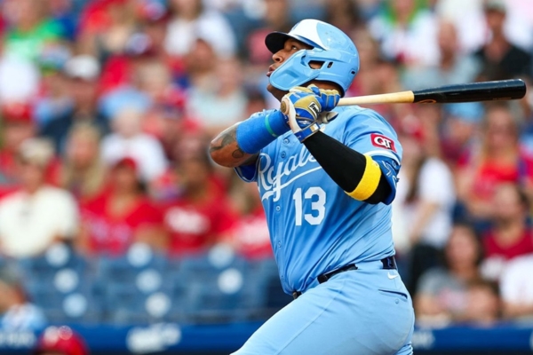 Salvador Pérez hizo historia en la MLB con un solo swing
