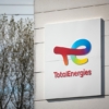 Condenan a TotalEnergies por mensajes engañosos sobre sus metas climáticas
