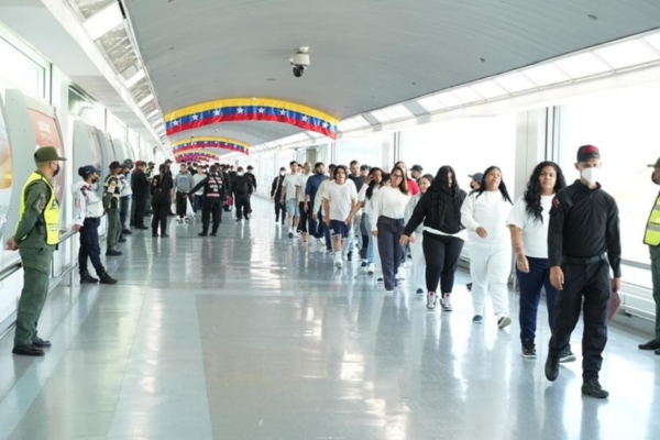 El vuelo número 81: Llegaron a Venezuela 290 migrantes procedentes de EEUU