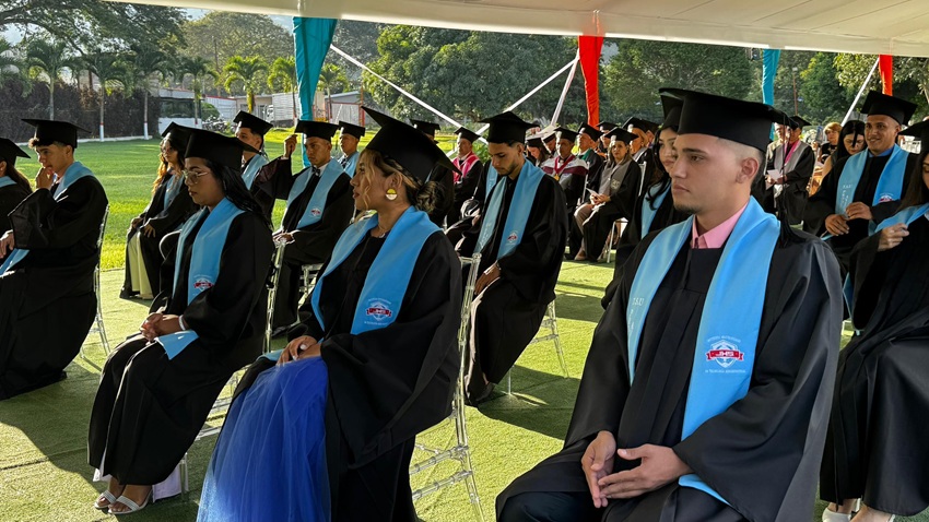 Instituto Universitario JHS celebra graduación de su primera promoción de Técnicos Superiores en Producción Avícola