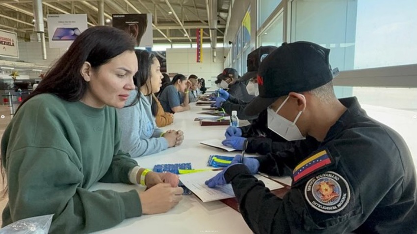 Más de 295 migrantes venezolanos regresaron al país desde EEUU en el vuelo 87 del Plan «Vuelta a la Patria»