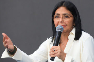 Delcy Rodríguez: no habrá petróleo «regalado ni robado» para ningún «poder extranjero»