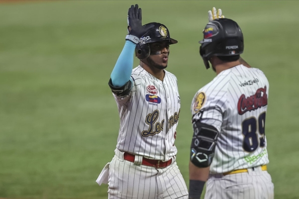 Leones del Caracas tomó un respiro al vencer por 9-4 a Tiburones de La Guaira en el Monumental