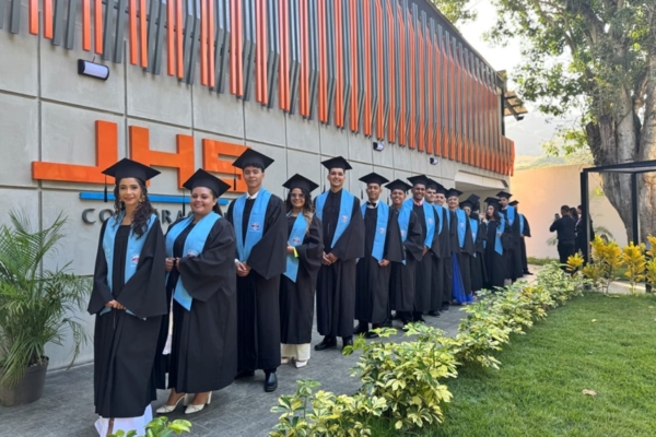 Instituto Universitario JHS celebra graduación de su primera promoción de Técnicos Superiores en Producción Avícola