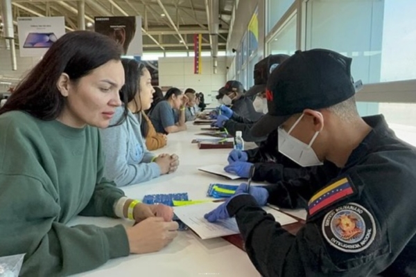 Más de 295 migrantes venezolanos regresaron al país desde EEUU en el vuelo 87 del Plan «Vuelta a la Patria»