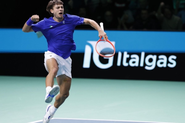 Flavio Cobolli le da a Italia su tercera Copa Davis consecutiva