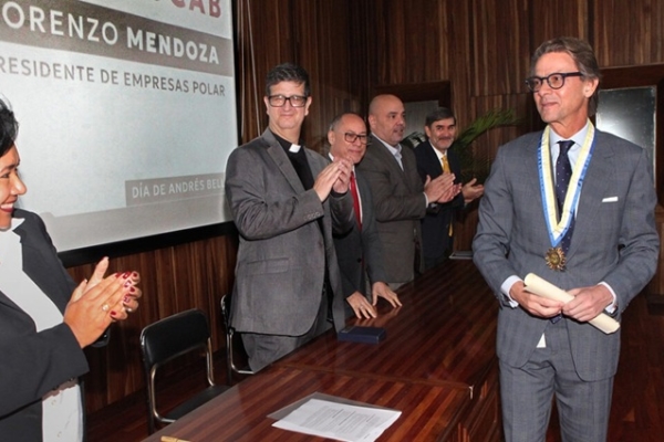 Empresario Lorenzo Mendoza recibió la Orden UCAB en el Día de Andrés Bello