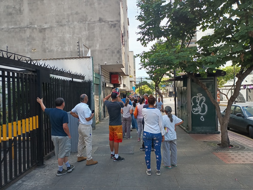 Venezolanos realizan largas colas frente a comercios para adquirir productos (+fotos)