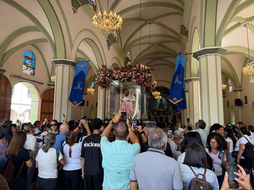 Bancamiga entrega 3.000 tarjetas de la Divina Pastora