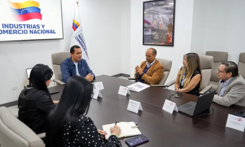 Min. Luis Villegas se reuni&oacute; con representantes del sector farmac&eacute;utico: Buscan seguir impulsado la industria nacional