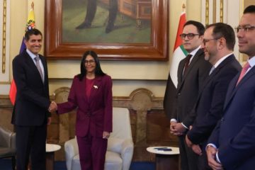 Delcy Rodr&iacute;guez eval&uacute;a opciones de inversi&oacute;n con Emiratos &Aacute;rabes Unidos