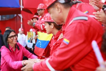 Delcy Rodr&iacute;guez firma la reforma de la Ley de Hidrocarburos