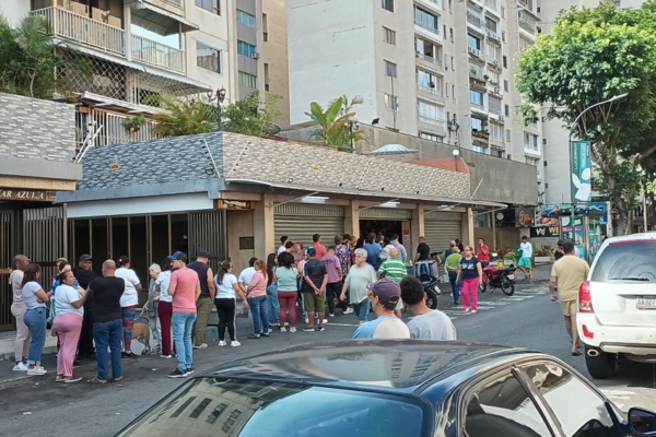 Venezolanos realizan largas colas frente a comercios para adquirir productos (+fotos)