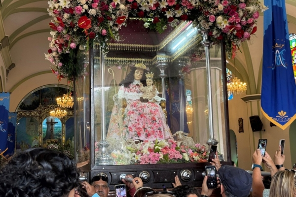 Bancamiga entrega 3.000 tarjetas de la Divina Pastora