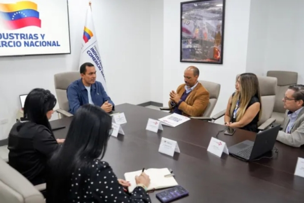 Min. Luis Villegas se reuni&oacute; con representantes del sector farmac&eacute;utico: Buscan seguir impulsado la industria nacional