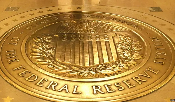 La Fed mantiene tasas de inter&eacute;s y resiste la presi&oacute;n m&aacute;xima de Trump