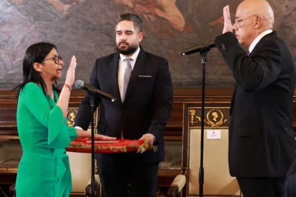 Delcy Rodr&iacute;guez se juramenta como presidenta encargada de Venezuela