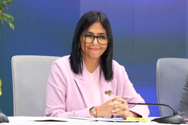 Delcy Rodr&iacute;guez proyecta alza de 55% en inversiones petroleras para 2026