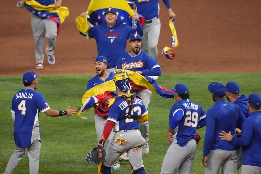 Venezuela gan&oacute; el Cl&aacute;sico Mundial de B&eacute;isbol en dram&aacute;tico partido contra EEUU