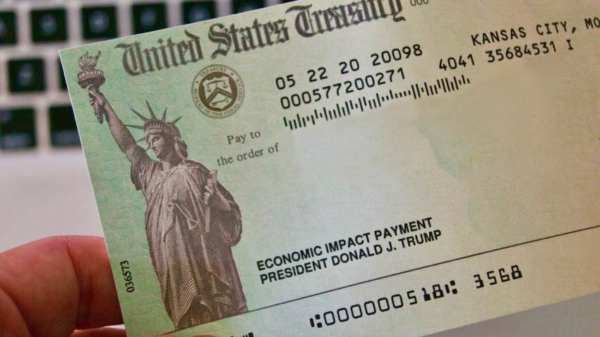 Trump pone literalmente su firma en la econom&iacute;a: el cambio que viene en los billetes de US$100