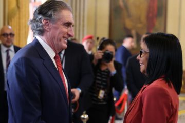 Delcy Rodr&iacute;guez pide junto Burgum que se acelere la reforma de Ley de Minas