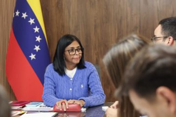 Delcy Rodr&iacute;guez eval&uacute;a la captaci&oacute;n de nuevas inversiones nacionales y extranjeras en sector minero
