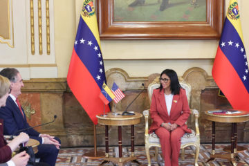 Delcy Rodr&iacute;guez recibe al secretario de Interior de EE.UU. para hablar sobre sector minero