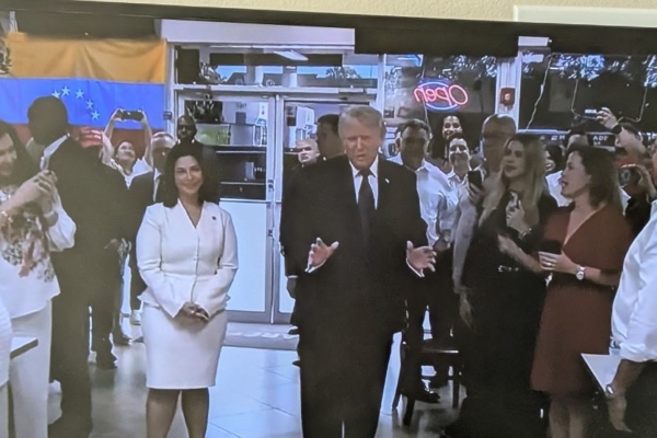 Trump visit&oacute; a El Arepazo de El Doral para saludar a sus &laquo;amigos venezolanos&raquo;