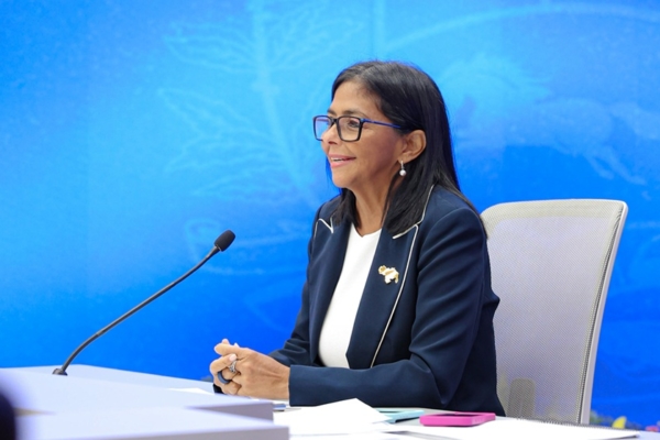 Delcy Rodr&iacute;guez promete seguridad a inversiones de EEUU &laquo;indistintamente de alternancias&raquo;