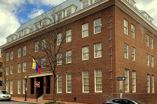 Trump emite licencia para facilitar la reapertura de la embajada de Venezuela en EE.UU.