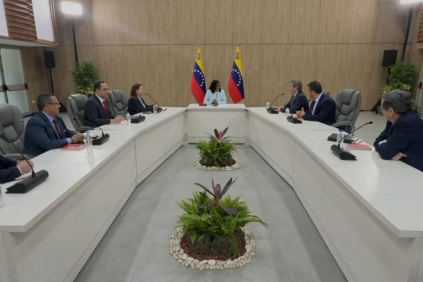 Delcy Rodr&iacute;guez se re&uacute;ne con autoridades de Repsol para afianzar su agenda energ&eacute;tica