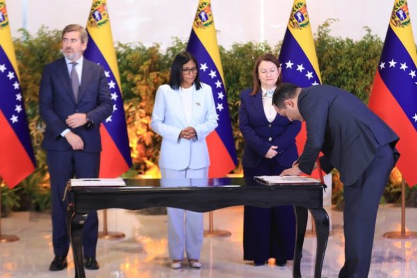Venezuela firma acuerdo con Repsol y ENI para &laquo;garantizar el suministro de gas&raquo;
