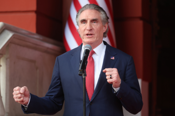 Doug Burgum: EE.UU. traslad&oacute; 100 millones de d&oacute;lares en oro desde Venezuela