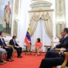 Delcy Rodr&iacute;guez recibe al nuevo encargado de negocios de EE.UU. en Venezuela