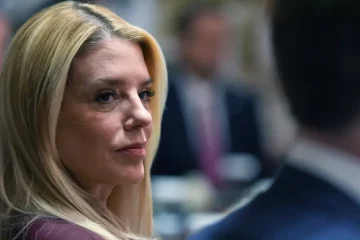 Pam Bondi queda fuera de la administraci&oacute;n Trump: es destituida como fiscal general