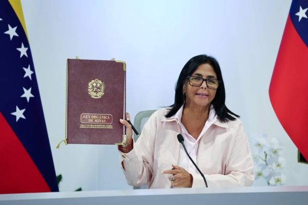 Delcy Rodr&iacute;guez firm&oacute; la nueva Ley de Minas y pidi&oacute; que se dise&ntilde;e un instrumento de inversi&oacute;n para el sector