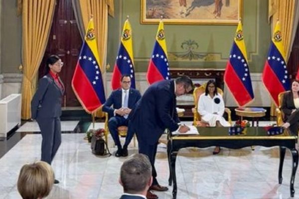 Chevron firma acuerdo con Pdvsa para incrementar producci&oacute;n en PetroPiar