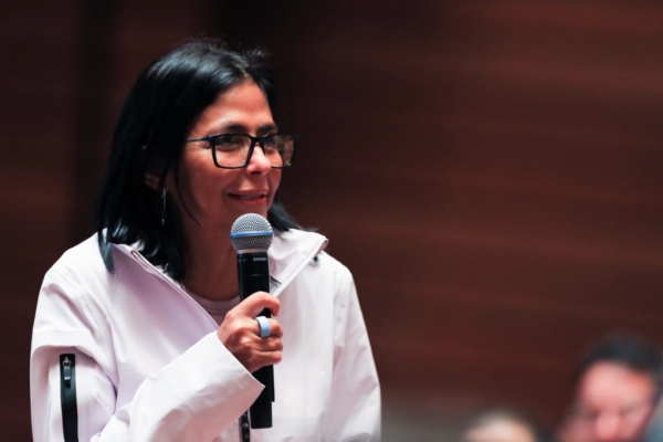 Delcy Rodr&iacute;guez afirma que Venezuela no prev&eacute; un programa de endeudamiento tras regreso al FMI