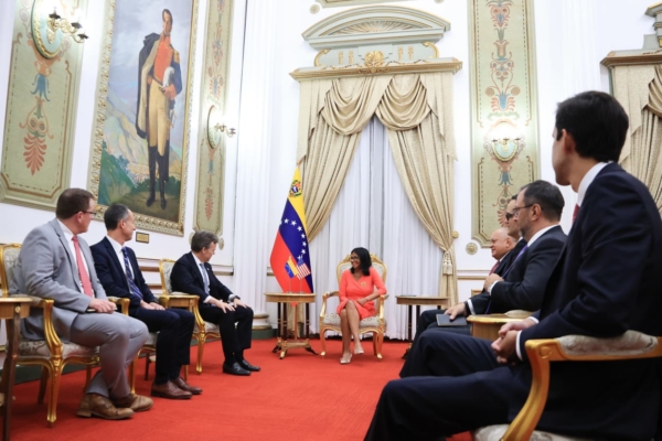Delcy Rodr&iacute;guez recibe al nuevo encargado de negocios de EE.UU. en Venezuela