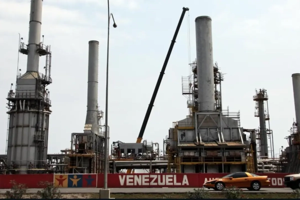 Reuters: Refiner&iacute;as presionan a comercializadoras para obtener una mayor porci&oacute;n del petr&oacute;leo venezolano
