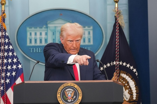 Trump aplaza por dos semanas ataques masivos a Ir&aacute;n: petr&oacute;leo de Texas cae 9,2%