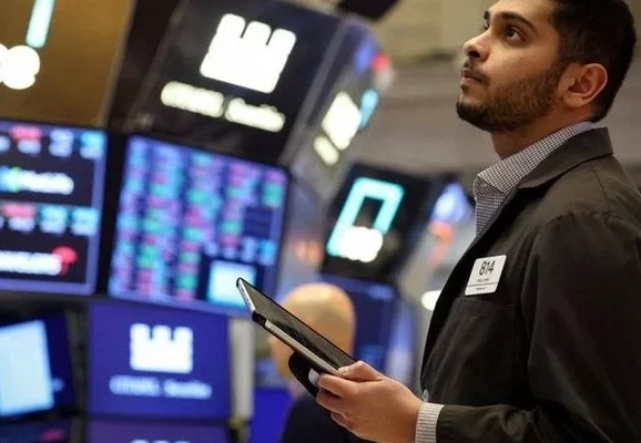 Wall Street cierra a la baja por ola de ventas en el sector tecnol&oacute;gico
