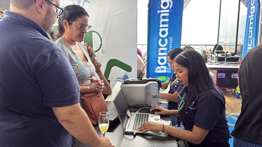 R&iacute;o Supermarket y Bancamiga entregan m&aacute;s de 2.000 tarjetas de cr&eacute;dito en Caracas