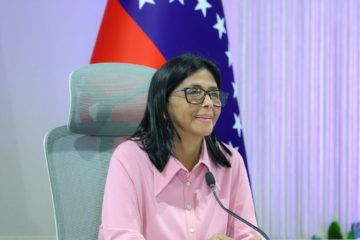 Delcy Rodr&iacute;guez asegura que conversa con el FMI y empresas internacionales para dotar hospitales